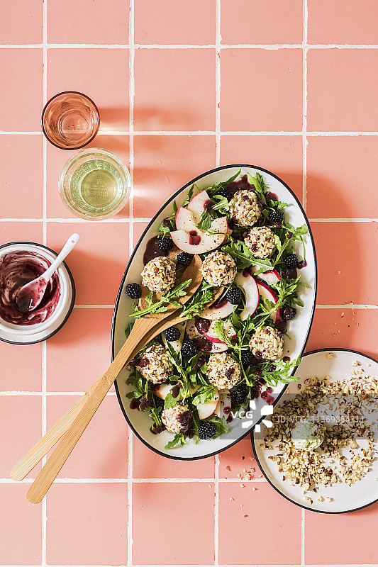 火箭生菜黑莓苹果榛子奶酪球沙拉图片素材