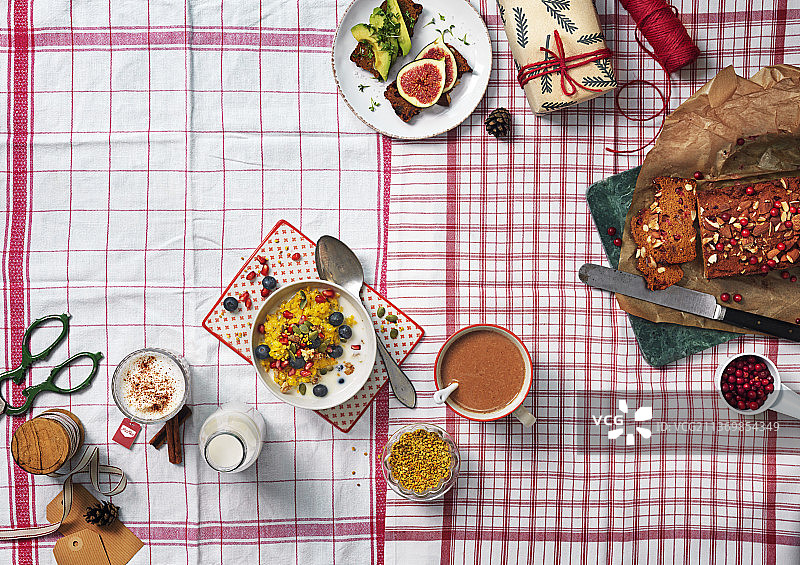 圣诞早餐：藏红花粥、茶、蔓越莓水果面包、牛油果和无花果图片素材