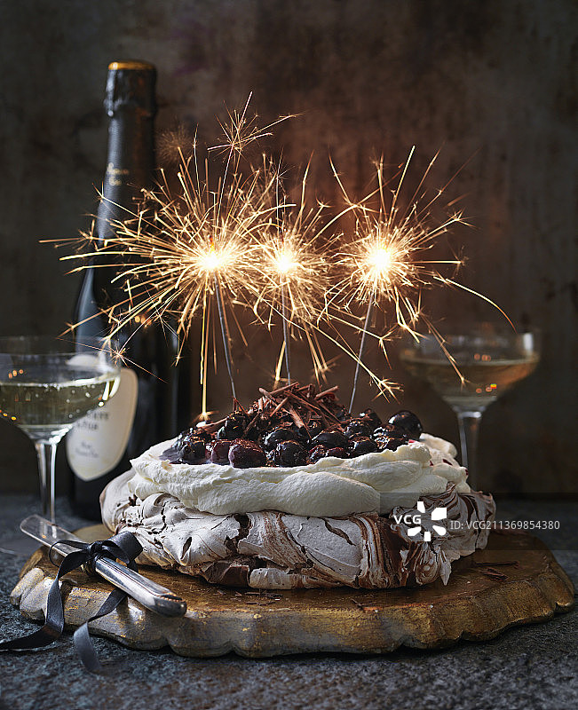 新年巧克力奶油樱桃蛋白甜饼图片素材