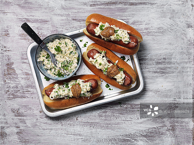 配奶油卷心菜、芥末和欧芹的热狗图片素材