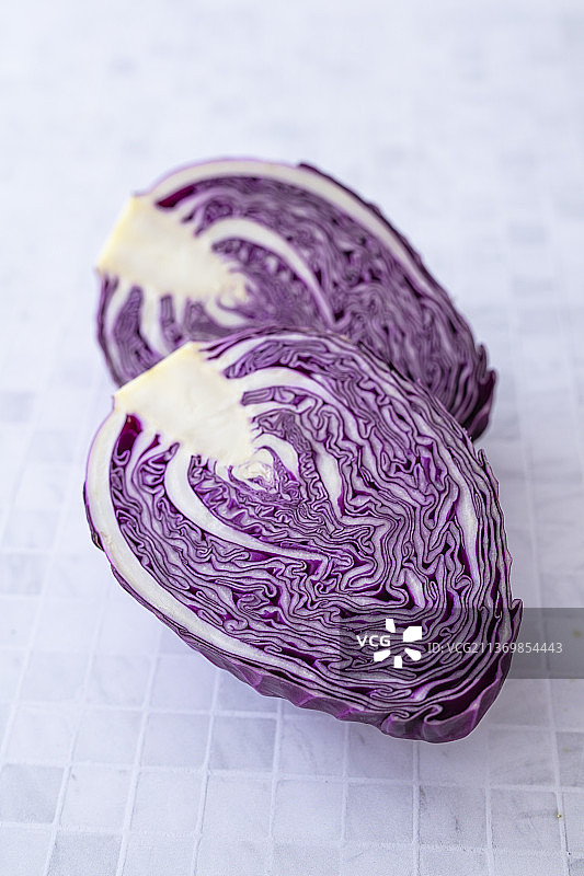 切半的红色尖头卷心菜图片素材