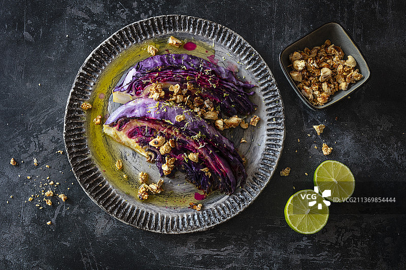 烤箱烤红头卷心菜配味噌、青柠酱和腰果芝麻脆（纯素）图片素材