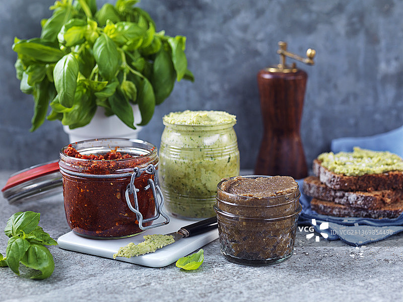 自制洒粉、坚果酱、香草黄油图片素材