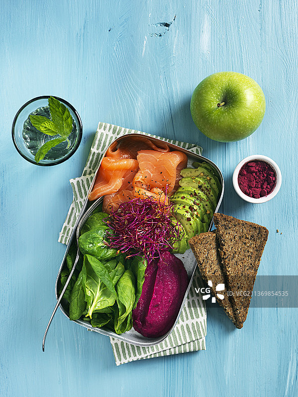 健康食品：蔬菜、三文鱼、鳄梨、苹果、面包图片素材