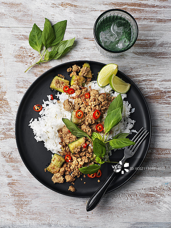 含有黄瓜、泰国罗勒和米饭的纯素“肉”图片素材