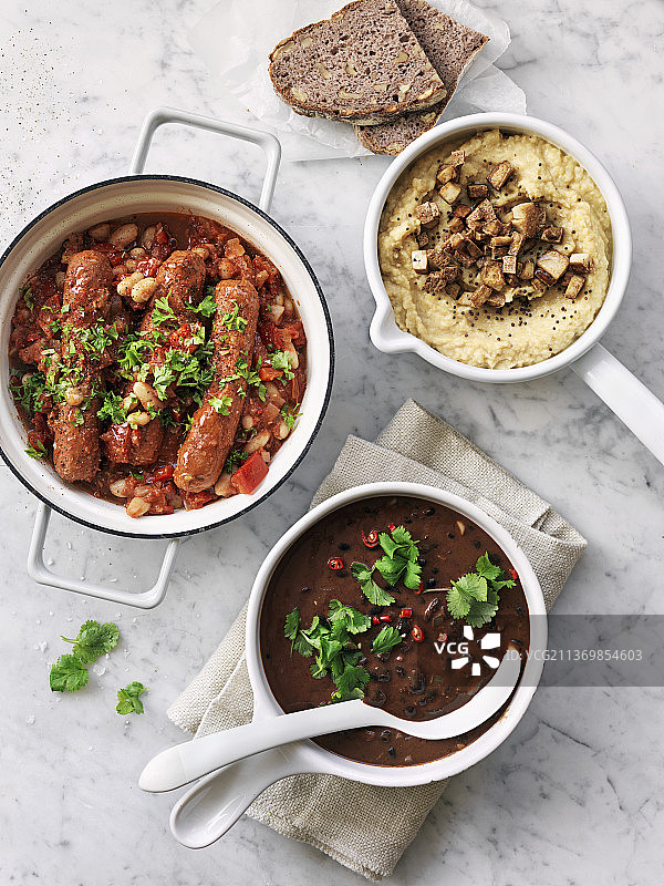 纯素烹饪：豆类、辣椒和香菜炖菜，蒸蔬菜配纯素香肠和豆腐素菜图片素材