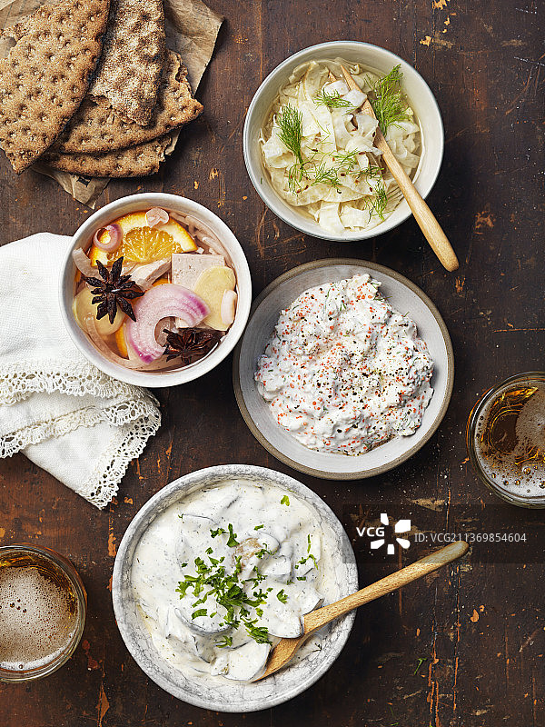 纯素食品：硬面包、橙姜豆腐和素食鱼子酱图片素材