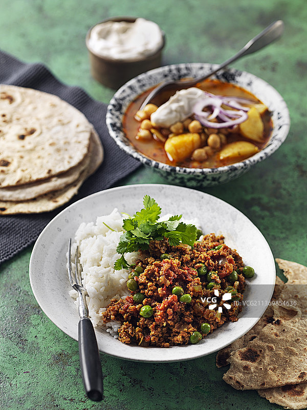 面包，豌豆、米饭和香菜炖菜，鹰嘴豆、土豆、洋葱、酸奶炖菜图片素材