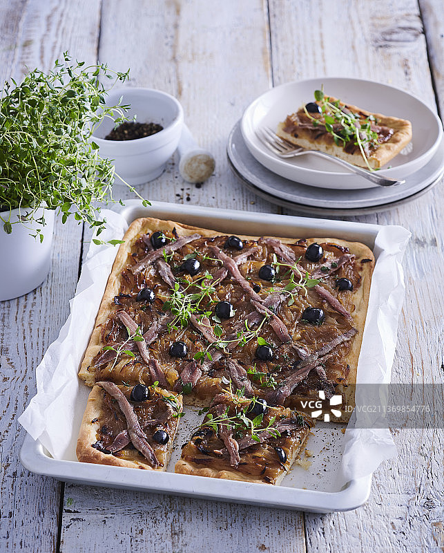 尼斯风味咸味蛋糕配凤尾鱼和焦糖洋葱图片素材