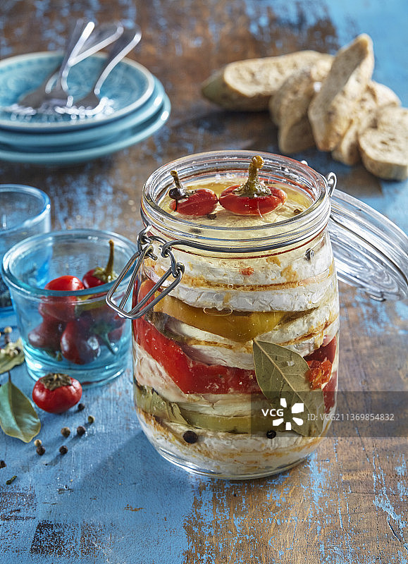 辣椒腌卡门培尔奶酪图片素材