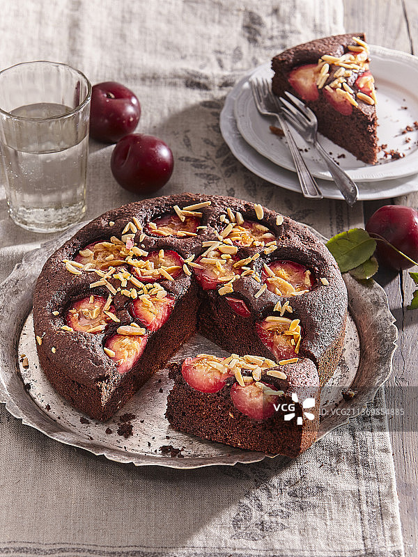 巧克力杏仁红李子蛋糕图片素材