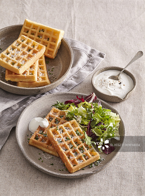奶酪华夫饼配蒜蓉蘸酱图片素材