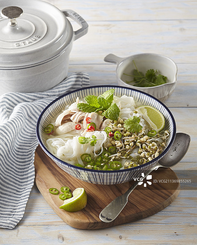 配新鲜香草的越南河粉图片素材