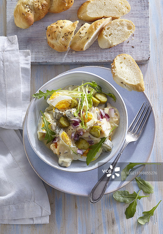 搭配复活节面包的传统鸡蛋沙拉图片素材