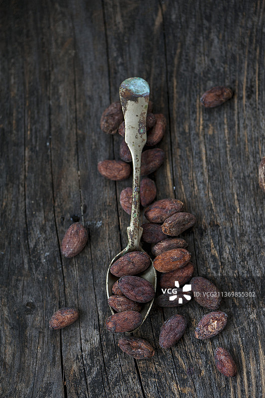 木勺中的可可豆碎图片素材