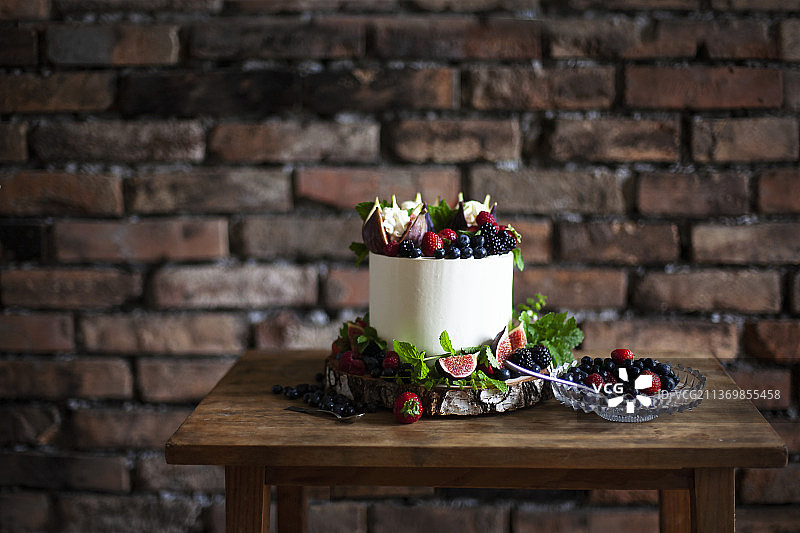 新鲜无花果奶油浆果挞图片素材