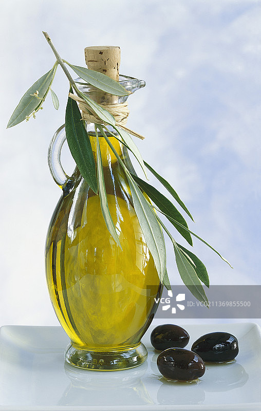 带橄榄枝和橄榄的橄榄油瓶图片素材