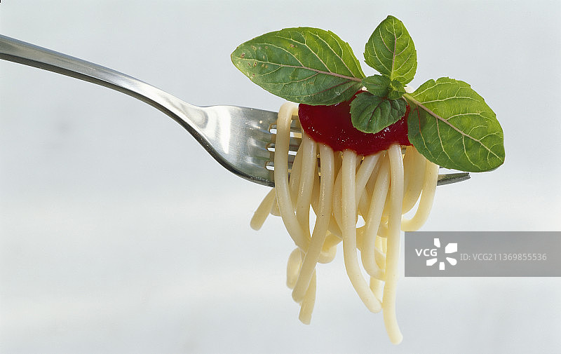 叉子、意大利面、番茄酱与罗勒图片素材