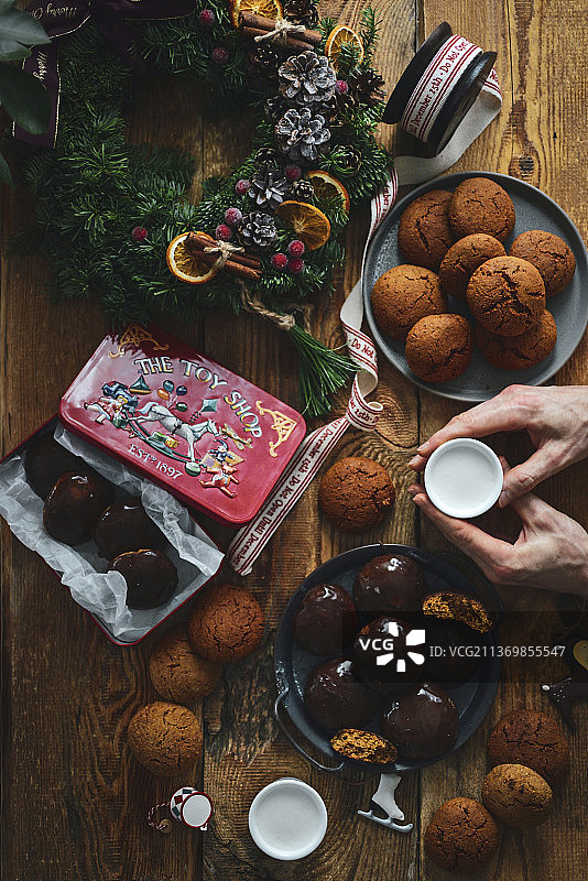 旧桌上的巧克力姜饼曲奇图片素材