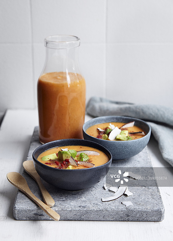 纯素番茄汤配鳄梨和椰子片图片素材