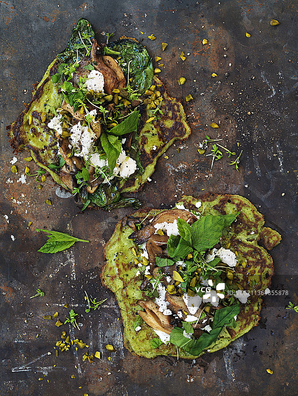 青豆玉米饼（配蘑菇、奶酪、开心果、水芹和薄荷）图片素材