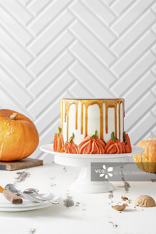 白色背景上的南瓜香料蛋糕图片素材