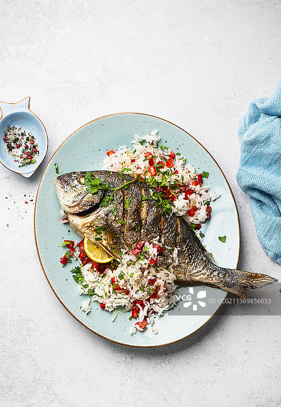 烤金鲷鱼配印度香米图片素材