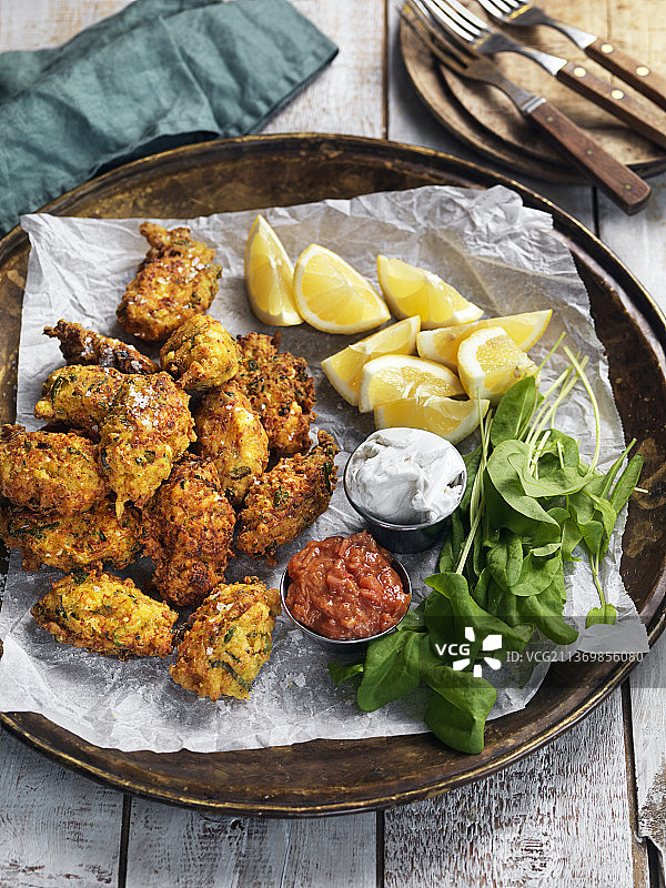 配柠檬、萨尔萨酱和酸奶的印度蔬菜饼图片素材