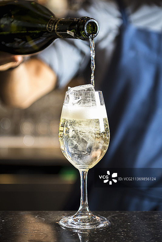 调酒师倾倒普罗塞克气泡酒图片素材