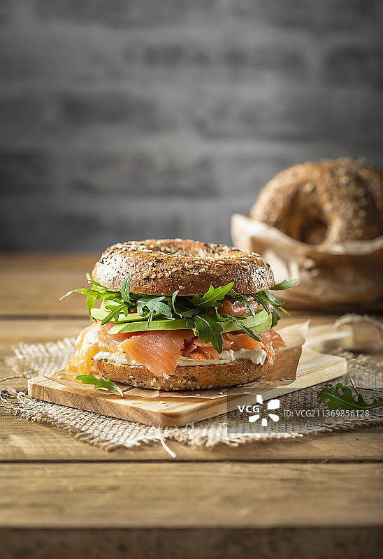 牛油果、三文鱼和芝麻菜贝果图片素材