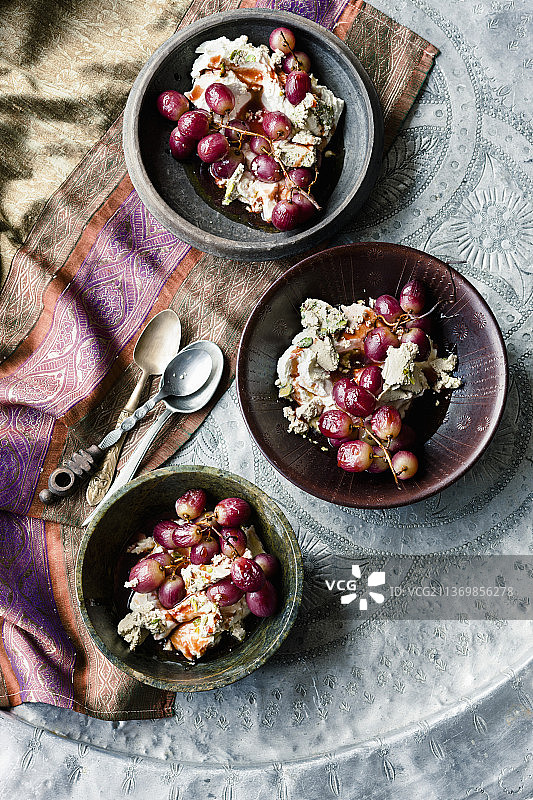 小豆酪乳配葡萄和芝麻酥糖图片素材
