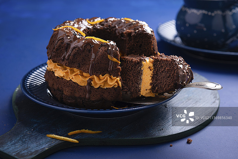 纯素巧克力海绵蛋糕，南瓜奶油和牛轧糖糖霜图片素材