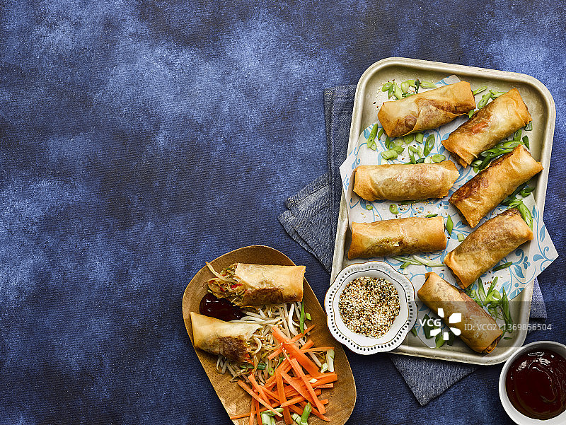 搭配蘸酱的春卷图片素材