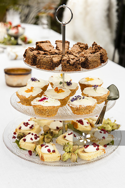 多层甜点架上的多种饼干图片素材