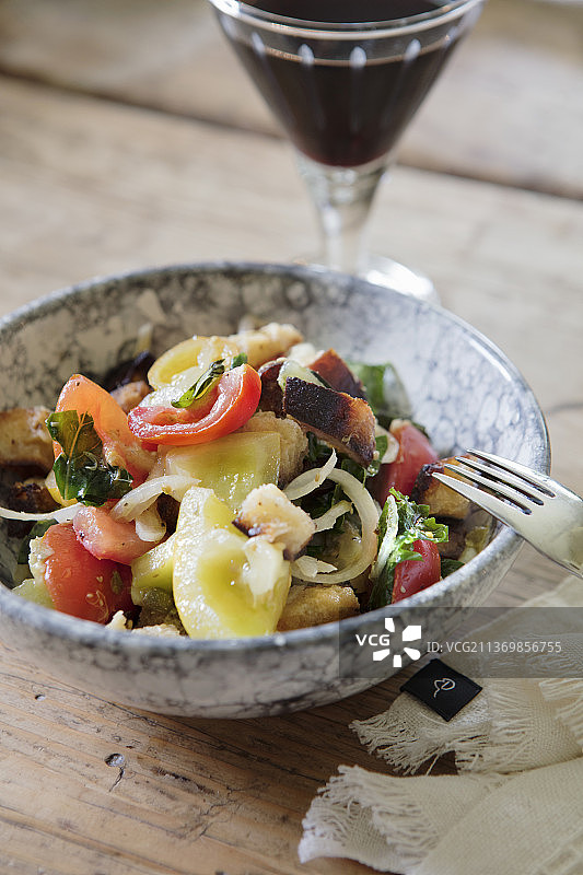 意大利面包沙拉图片素材