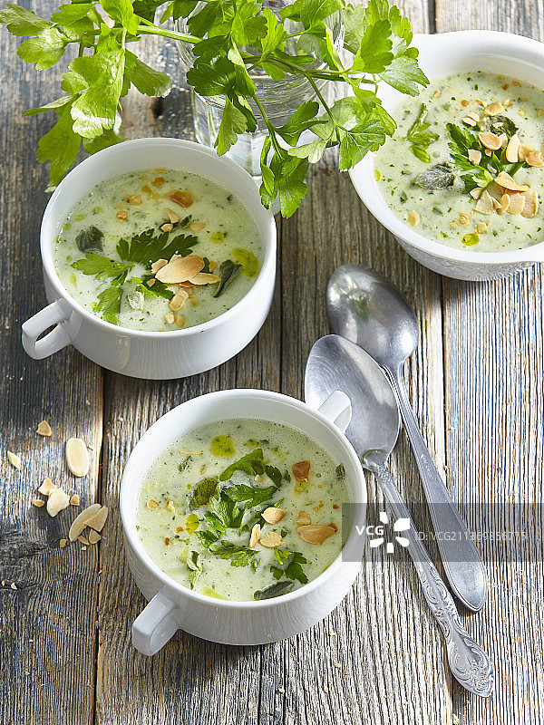 配米饭和杏仁片的香草汤图片素材