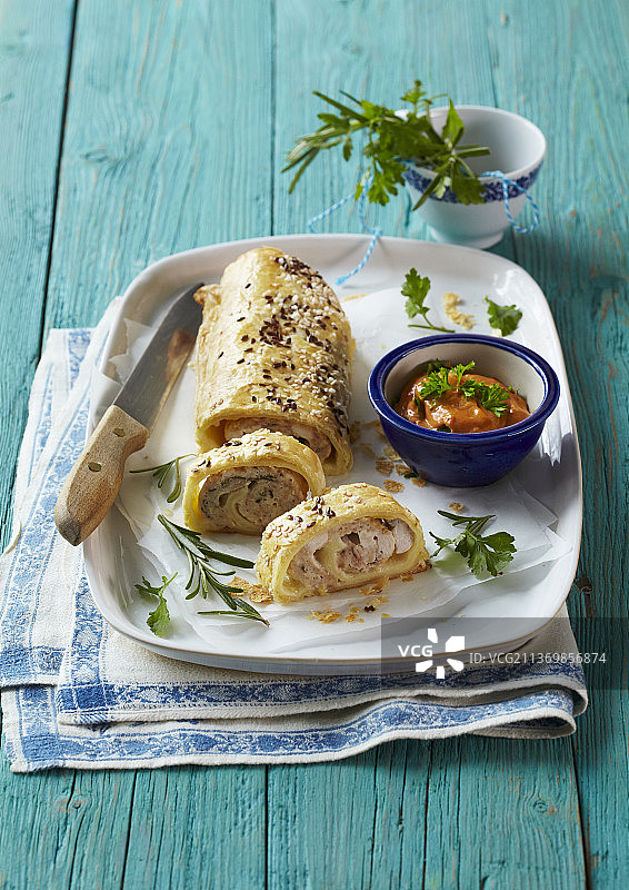 火鸡香草酥皮卷图片素材