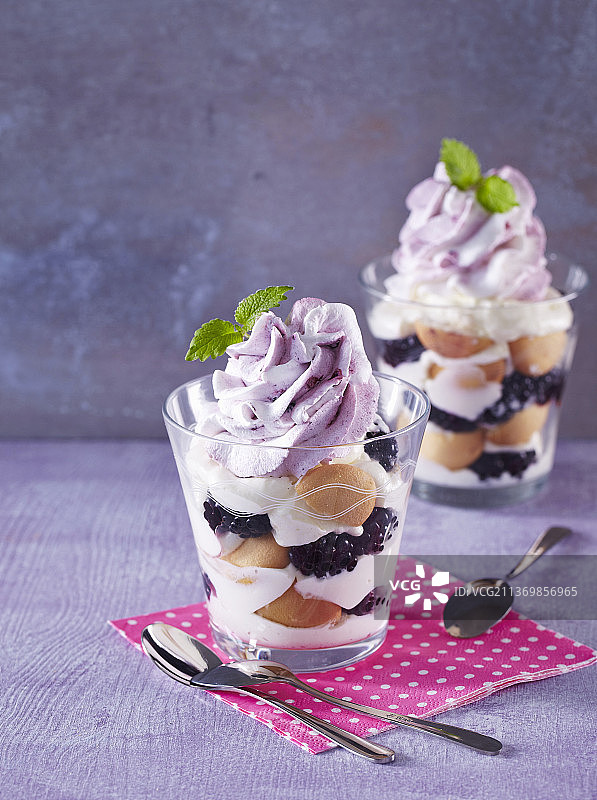 奶油黑莓布丁图片素材