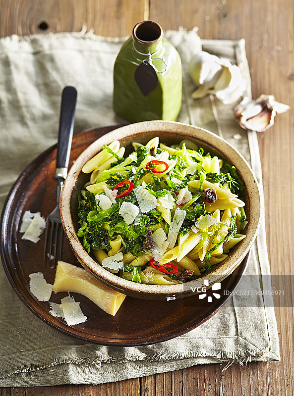 快速制备卷心菜（羽衣甘蓝）凤尾鱼意大利面图片素材