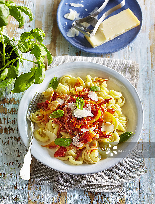 西班牙香肠甜椒番茄酱意面图片素材