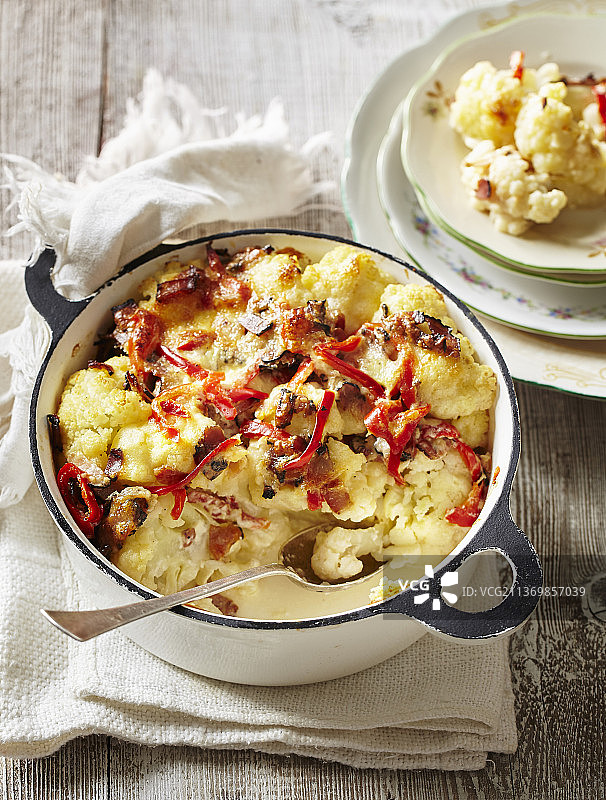 奶油焗花椰菜配胡椒培根奶酪图片素材