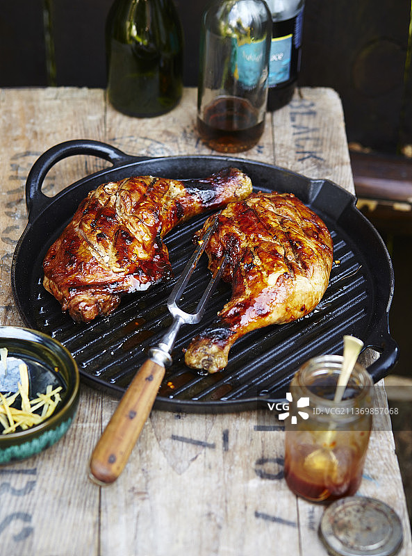 烤鸡配亚洲甜酱图片素材