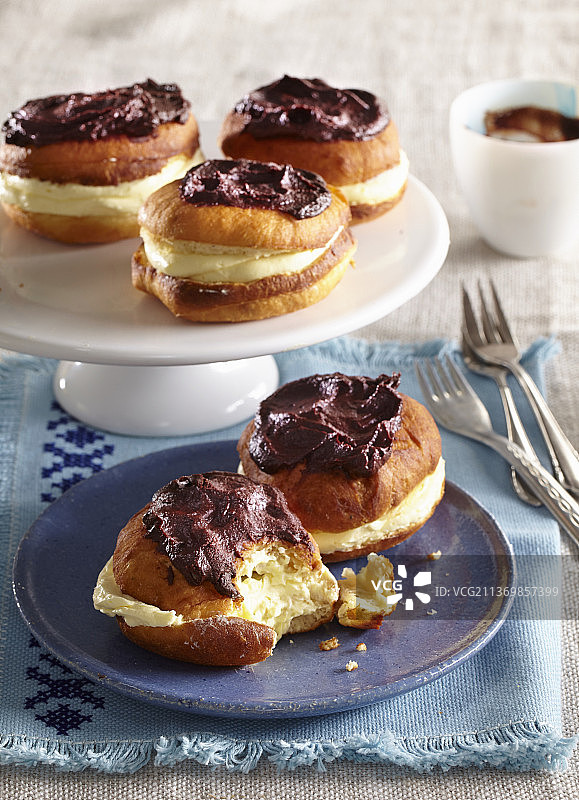 香草奶油巧克力甜甜圈图片素材