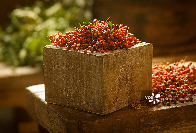 放在木盒中的花椒图片素材