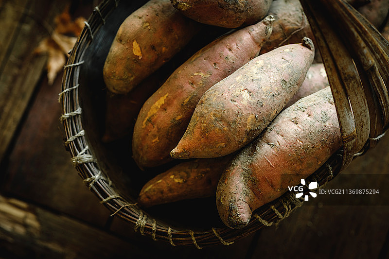 竹子框里的红薯图片素材
