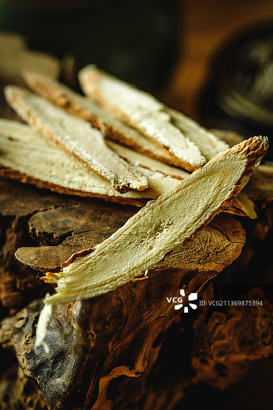 木墩子上的一把黄芪图片素材