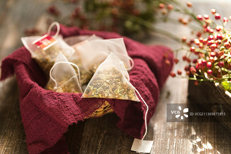 木框里的养颜花茶包图片素材