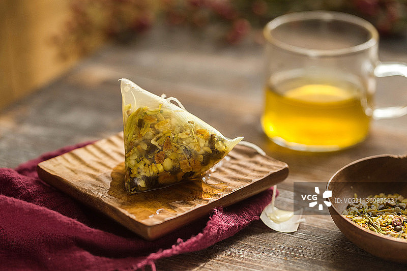 桌子上的一杯决明子养生花茶图片素材