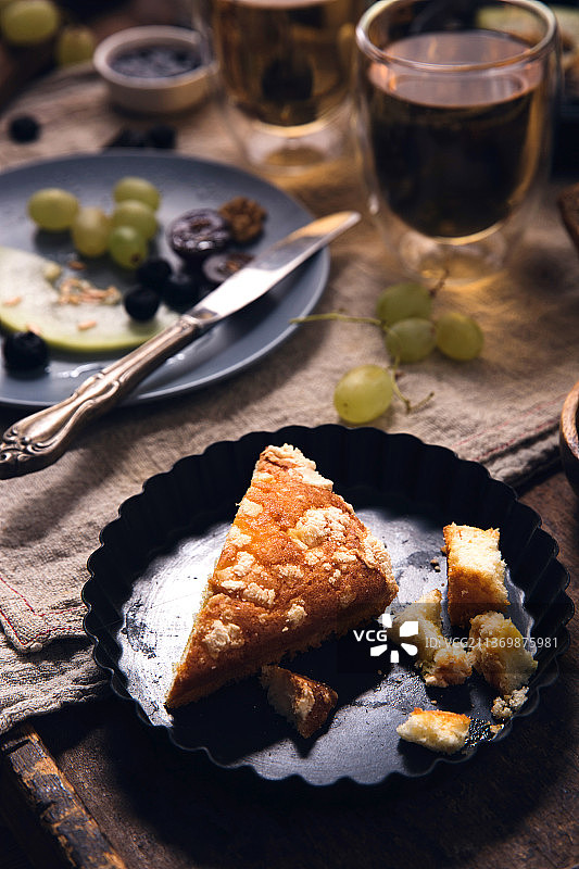 盘子里的三角蛋糕图片素材