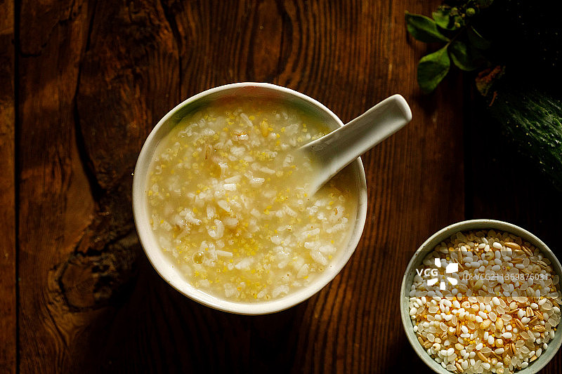 一碗五谷杂粮粥图片素材